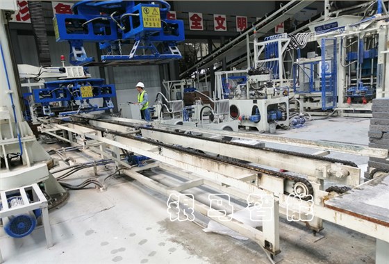 如何減少自動(dòng)制磚設(shè)備砌塊磚機(jī)在生產(chǎn)中的磨損？