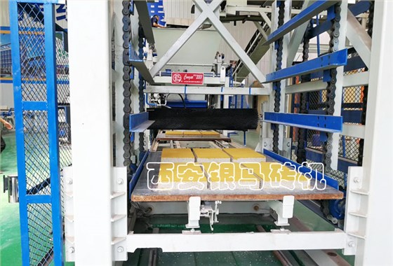 環(huán)保制磚設(shè)備生產(chǎn)線：免燒磚機(jī)筑牢環(huán)境保護(hù)與生態(tài)文明的防線