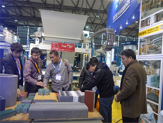 上海寶馬展我們業(yè)務(wù)經(jīng)理講解我們的設(shè)備