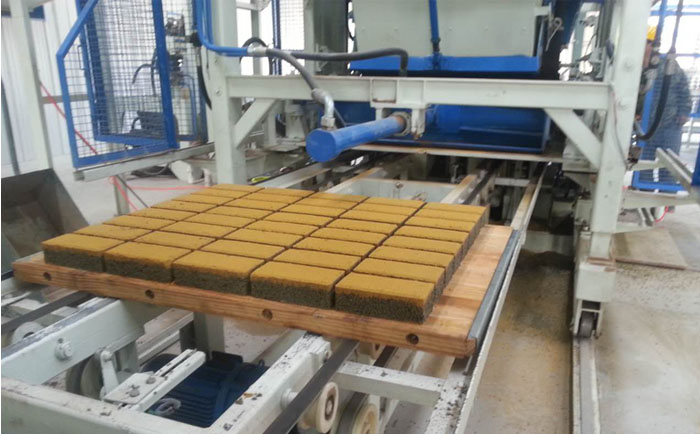 謹(jǐn)記六點:搞定水泥免燒磚機設(shè)備的日常護(hù)養(yǎng)！