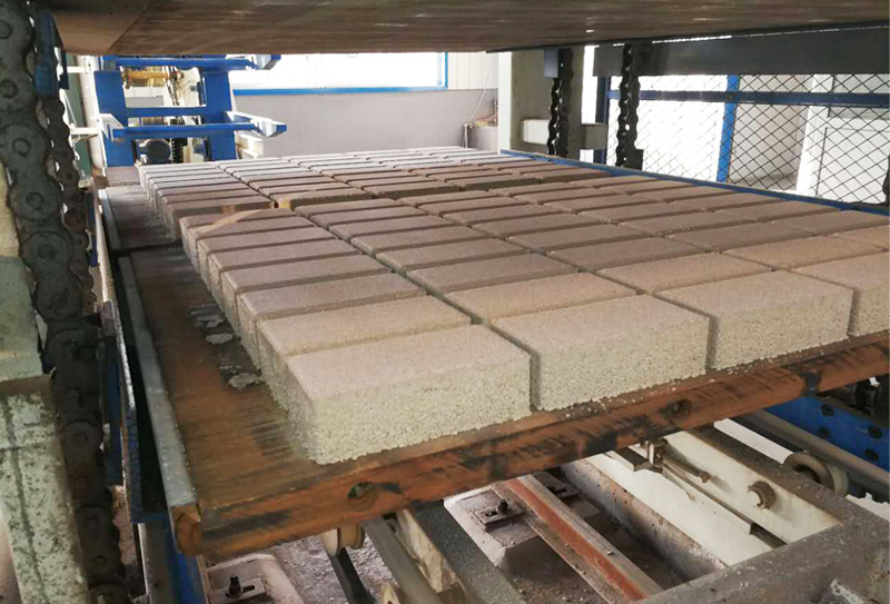 水泥面包磚制磚機(jī)成為極有發(fā)展前景的更新?lián)Q代產(chǎn)品