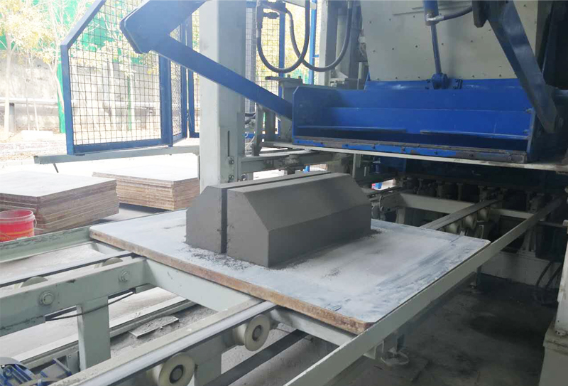 路面磚制磚生產(chǎn)線制品有哪些普通制品無(wú)法企及的優(yōu)點(diǎn)？