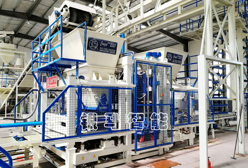 草坪磚生產(chǎn)機器：制品強度與設(shè)備精度有哪些關(guān)聯(lián)？