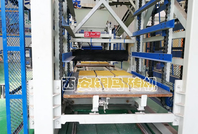 人造仿石磚生產(chǎn)線：空心磚機固廢制磚新工藝，高壓振搗擠溶！