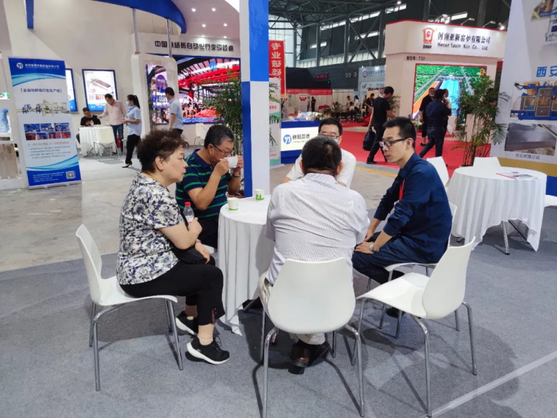 中國建材聯(lián)合會副會長磚瓦工業(yè)協(xié)會會長孫向遠、副會長許彥明、秘書長周炫等領導，專程來到正在安徽國際會展中心參展的西安銀馬展廳